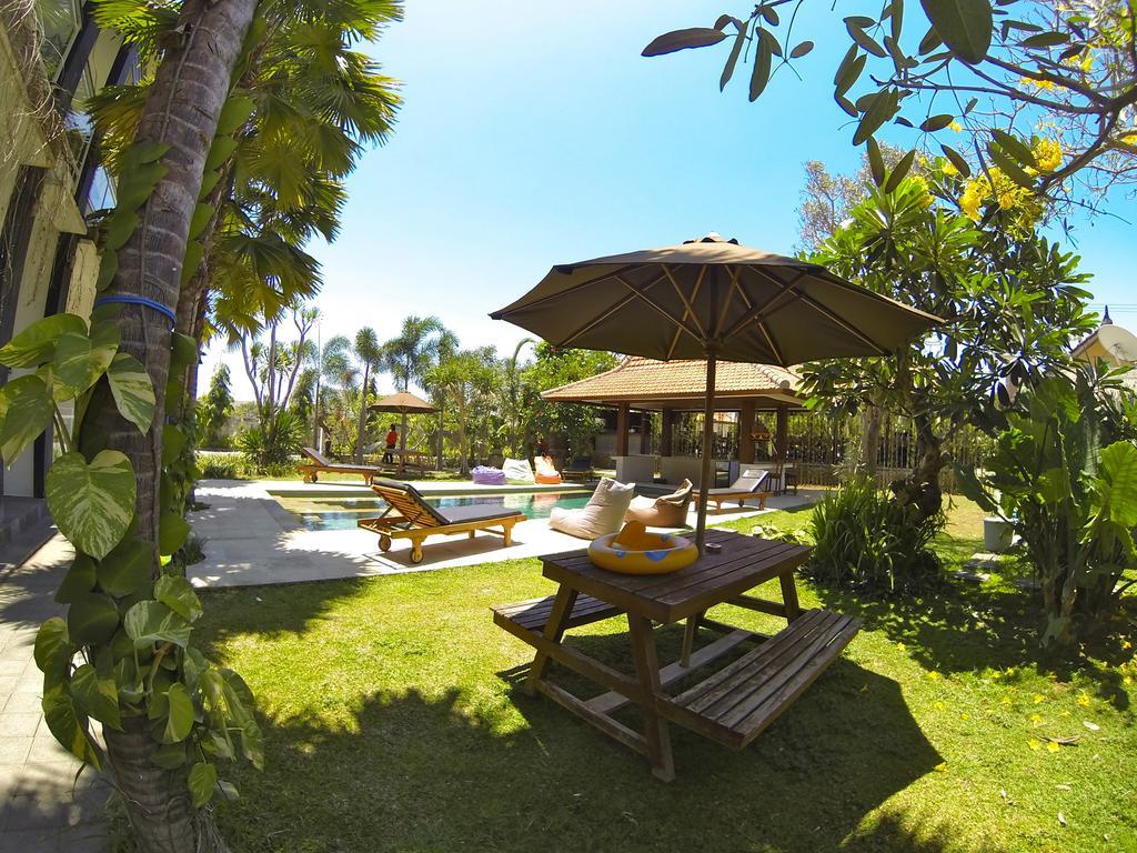 Premier Surf Camp Hotel Canggu Buitenkant foto
