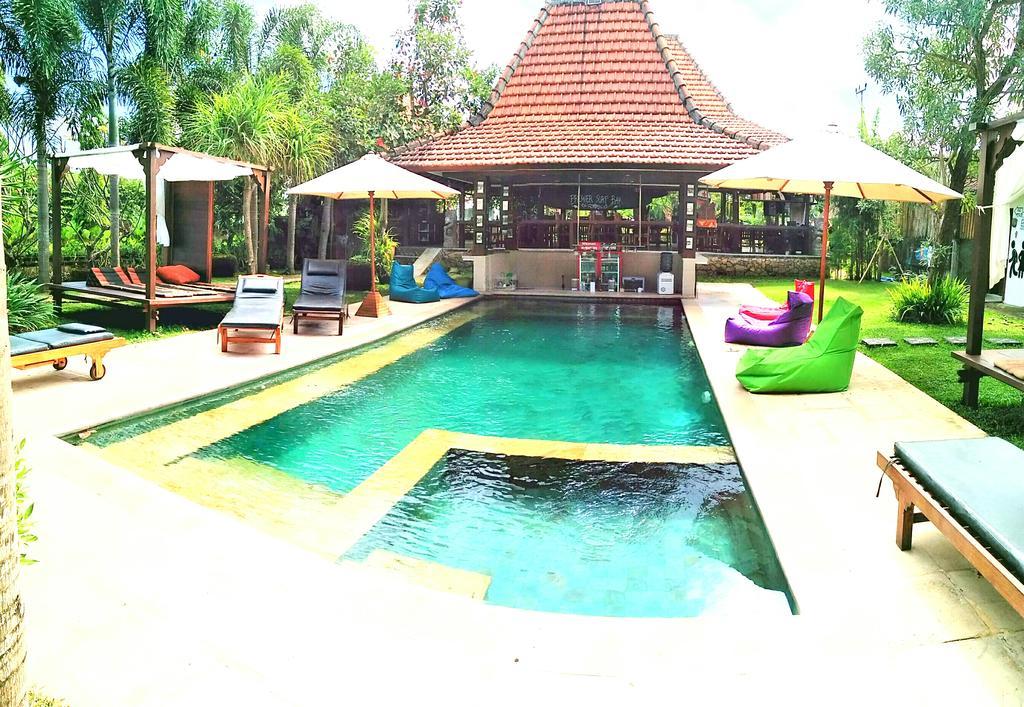 Premier Surf Camp Hotel Canggu Buitenkant foto