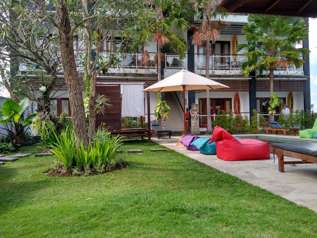 Premier Surf Camp Hotel Canggu Buitenkant foto