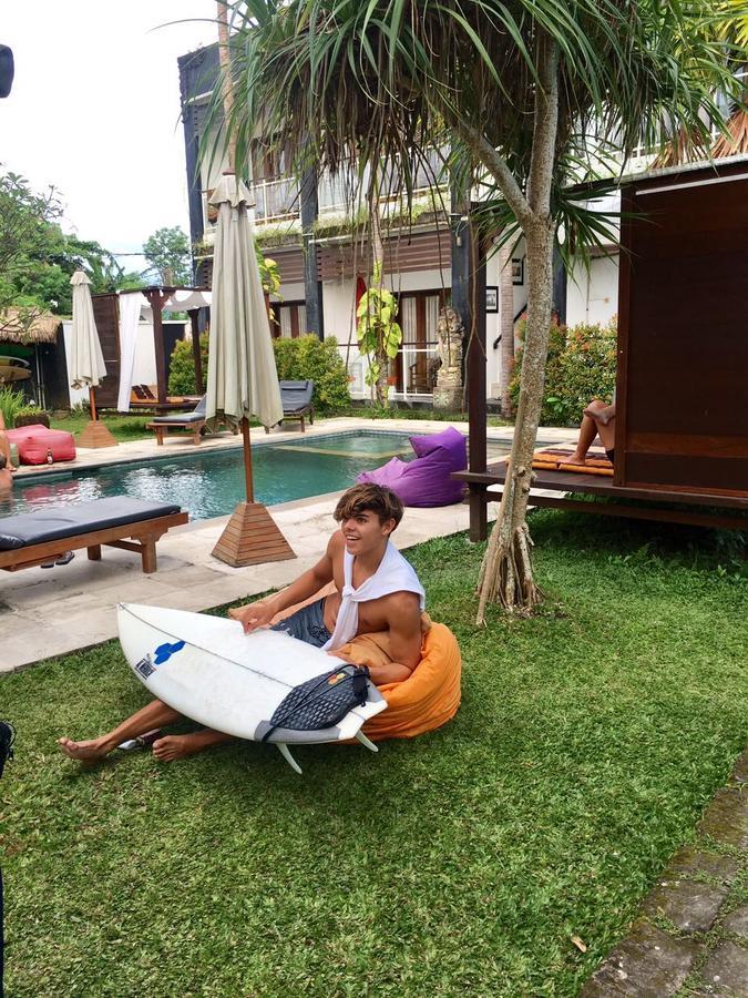 Premier Surf Camp Hotel Canggu Buitenkant foto