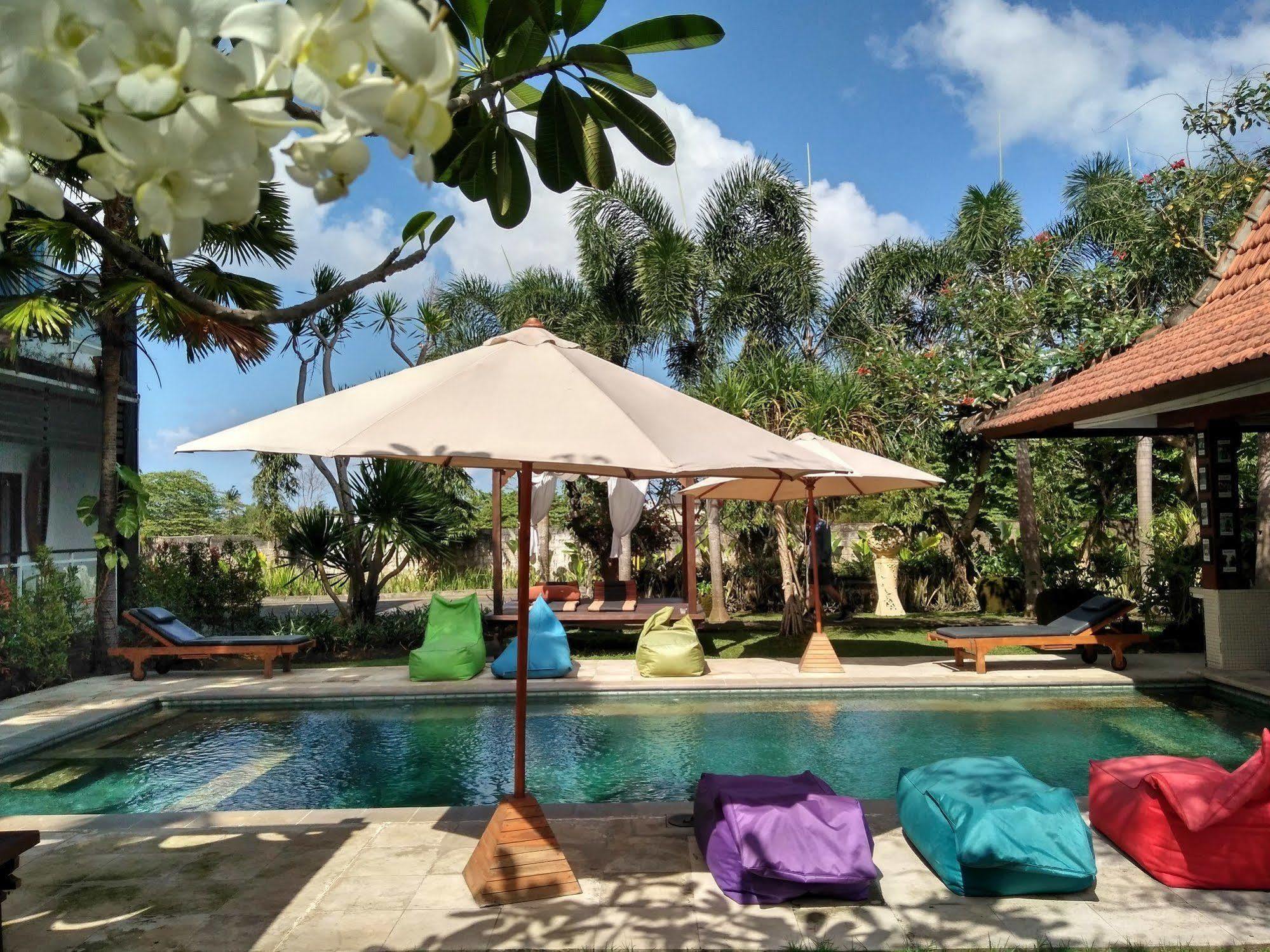 Premier Surf Camp Hotel Canggu Buitenkant foto