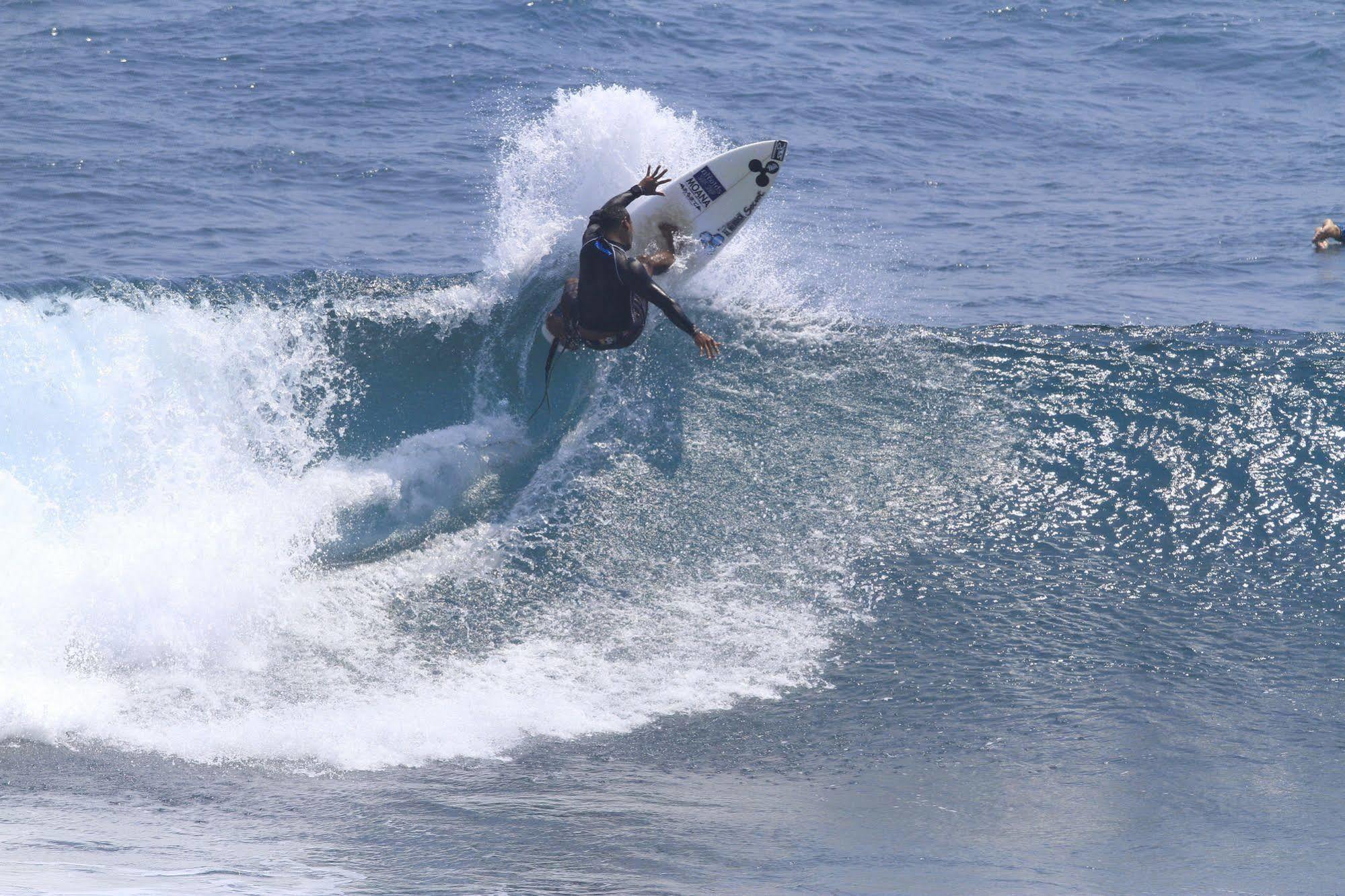 Premier Surf Camp Hotel Canggu Buitenkant foto