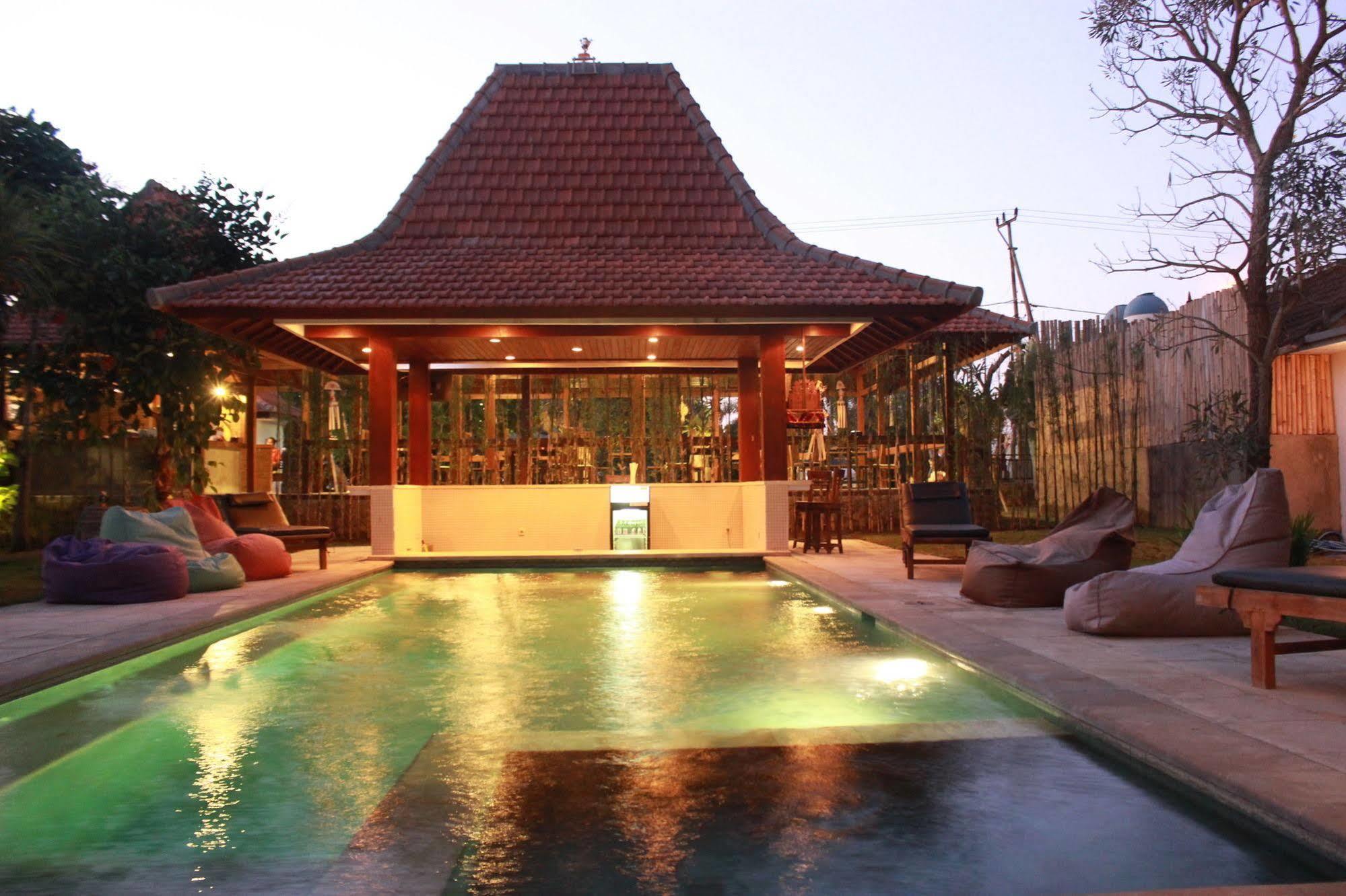 Premier Surf Camp Hotel Canggu Buitenkant foto
