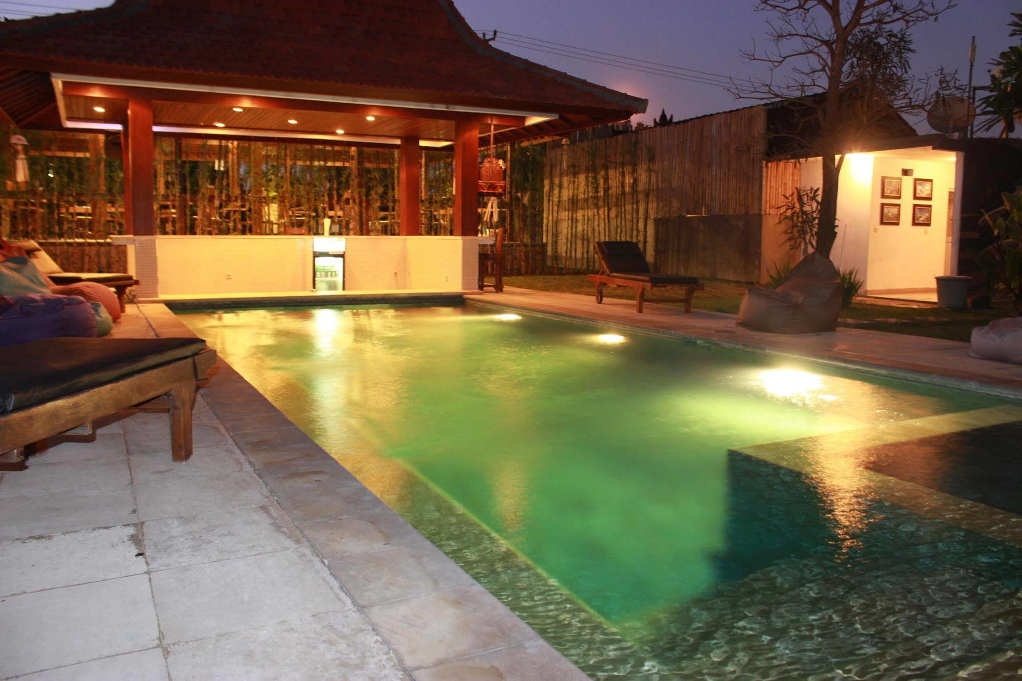Premier Surf Camp Hotel Canggu Buitenkant foto