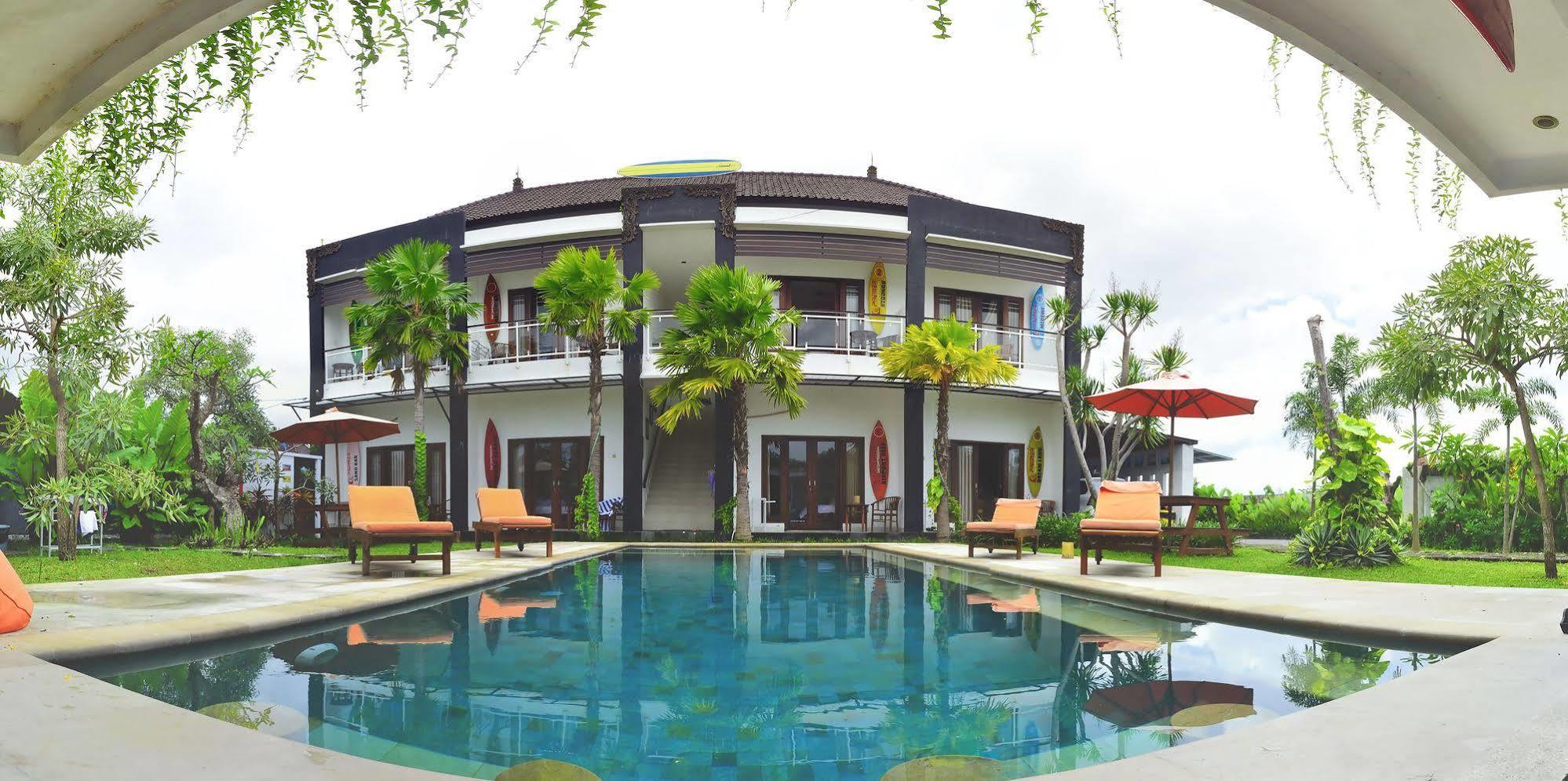 Premier Surf Camp Hotel Canggu Buitenkant foto