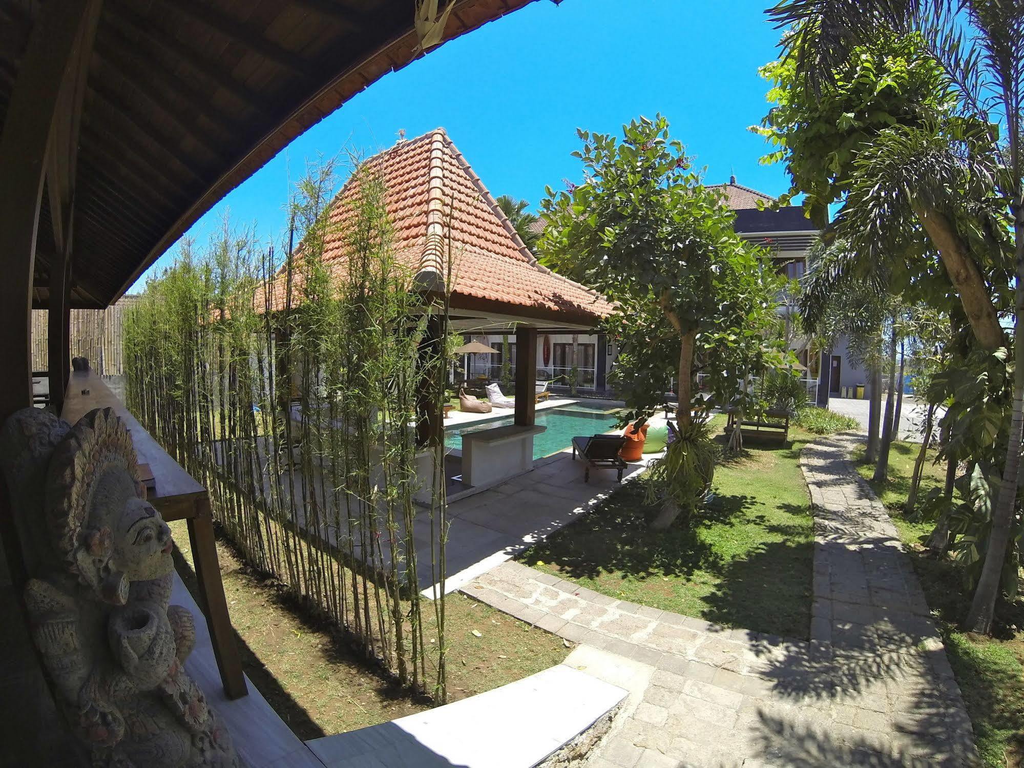 Premier Surf Camp Hotel Canggu Buitenkant foto